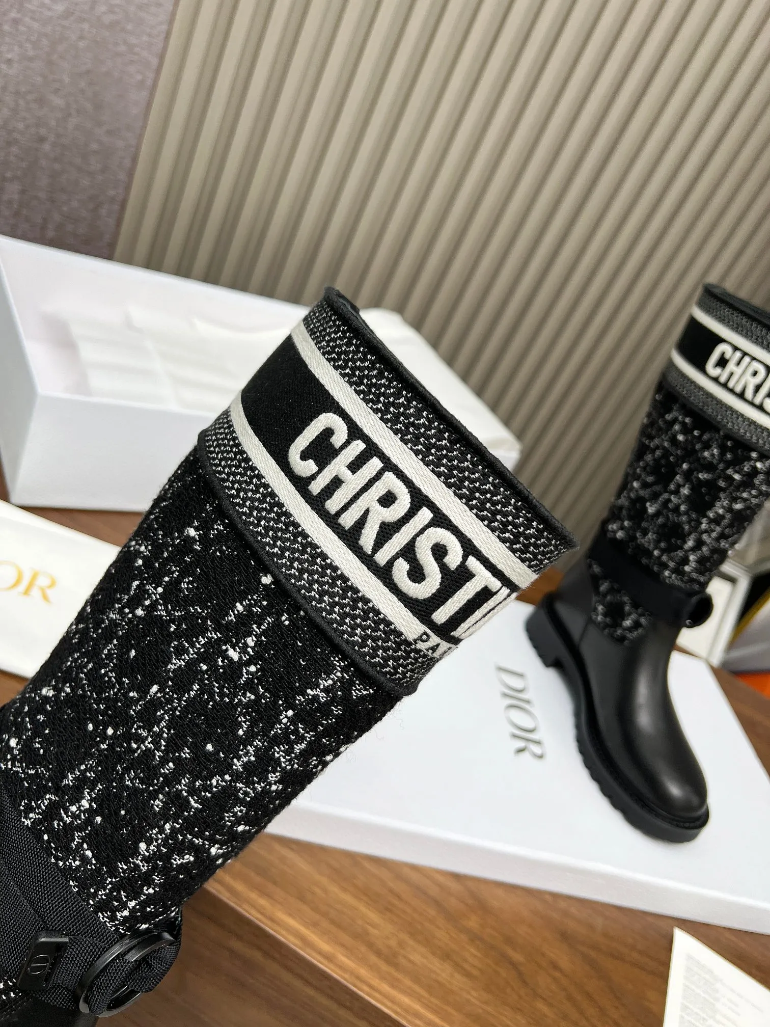 👟👟Ex-factory price 600👟👟 2024ss highest version Dior Dior autumn and winter boots retro work boots one-step, imported calfskin upper stitched with the latest imported technology electric embroidered face Xuan type versatile slimming yyds. The shape is three-dimensional and plump, handsome and comfortable on the feet, the design style is very novel, the details are perfect, cool and trendy💯 trendy outsole Inner: Niuli Outsole: 1:1 molded outsole Heel height: 3.0cm Size: 35-41 (41 customized)